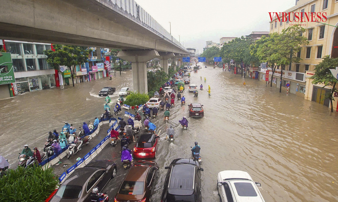 <p>
Các phương tiện di chuyển rất khó khăn trên đường Nguyễn Trãi, các phương tiện chỉ có thể di chuyển dọc theo dải phân cách.</p>