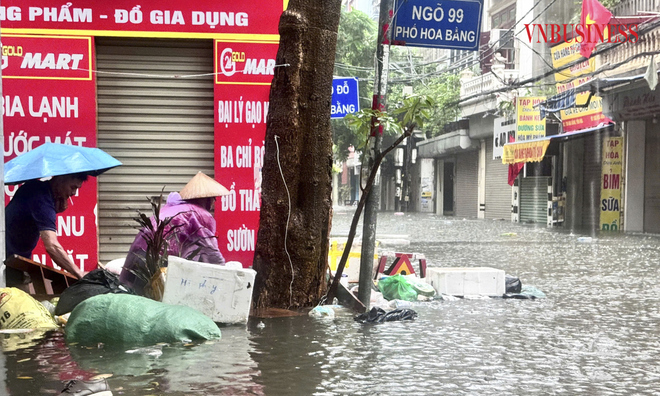 <p>
Phố Hoa Bằng mực nước ngập sâu hơn nửa mét, rác thải trôi nổi do chưa kịp thu gom gây mất vệ sinh môi trường.</p>
