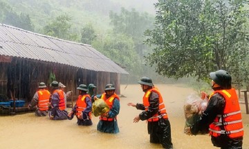 Thủ tướng yêu cầu huy động tối đa lực lượng, phương tiện cứu trợ người dân vùng mưa lũ