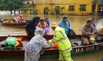 Đường sắt và hàng không vận chuyển miễn phí hàng hóa hỗ trợ các tỉnh miền Trung