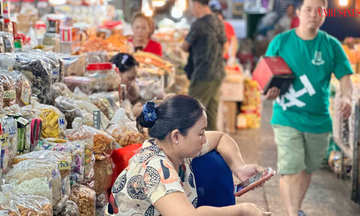 Chợ truyền thống giữa dòng xoáy tiêu dùng số: Người bán ở lại, khách hàng rời đi