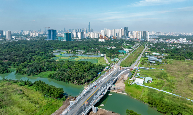 <p class="Normal" dir="ltr">
Bên cạnh đó, dự án cũng rút ngắn quãng đường khoảng 4km từ ngã ba Cát Lái đến nút giao Liên Phường - Đỗ Xuân Hợp, giúp người dân di chuyển an toàn hơn, nhanh hơn 10-15 phút/chuyến, tránh tuyến đường dẫn cao tốc đông đúc xe tải và container – nơi từng xảy ra hàng loạt vụ tai nạn do ùn ứ. Tuyến đường còn kết nối trực tiếp vào Khu liên hợp thể dục thể thao quốc gia Rạch Chiếc, nơi dự kiến sẽ được tái đầu tư, trở thành trung tâm tổ chức sự kiện thể thao, hội chợ, triển lãm mỗi năm.</p>