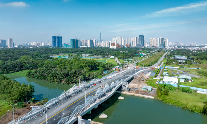 <p class="Normal" dir="ltr">
Theo ghi nhận, hàng loạt hạng mục như trải thảm nhựa, kẻ vạch sơn, lắp lan can, hệ thống chiếu sáng, vỉa hè lát gạch, trồng cây xanh và cầu thang bộ… đang trong giai đoạn hoàn thiện cuối cùng.</p>