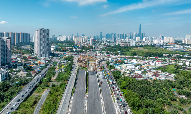 <p class="Normal" dir="ltr">
Theo đó, tuyến đường được xem là trục giao thông huyết mạch chiến lược, định hình lại toàn bộ mạng lưới giao thông cửa ngõ phía Đông TP.HCM, góp phần giải quyết ùn tắc kéo dài – đặc biệt tại nút giao An Phú. Cụ thể, đoạn đường này sẽ chia lửa giao thông, giảm tải đáng kể lưu lượng xe cho nút giao An Phú bằng cách tạo hành lang kết nối thông suốt từ cao tốc TP.HCM - Long Thành - Dầu Giây qua các trục Võ Chí Công - Đỗ Xuân Hợp - Võ Nguyên Giáp - nút giao Cát Lái, giúp xe container và xe tải nặng không còn phải dồn về một điểm.</p>