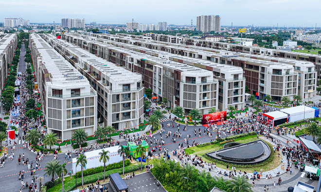 <p class="Normal" dir="ltr">
Nắm bắt cơ hội này, các "ông lớn" bất động sản chắc chắn sẽ đón đầu hạ tầng, triển khai nhanh chóng nhiều dự án dọc tuyến để tận dụng kết nối mới. Điều này sẽ càng khiến nơi đây thêm phần sôi động, hấp dẫn ngay tại TP. Thủ Đức &lpar;cũ&rpar;, vốn được Thủ tướng và chính quyền TP.HCM quy hoạch trở thành trung tâm đổi mới sáng tạo, kinh tế tri thức và là trung tâm tài chính - công nghệ của vùng Đông Nam Bộ trong tương lai</p>