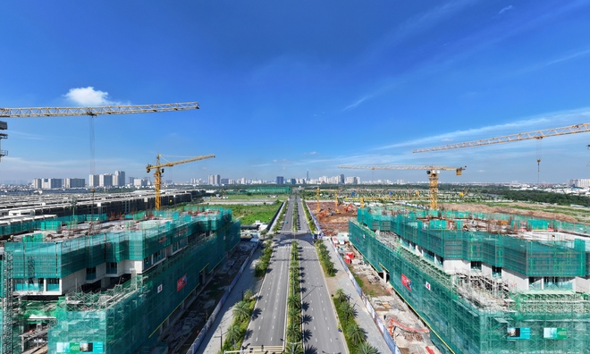 <p dir="ltr" style="line-height:1.3900000000000001;margin-top:0pt;margin-bottom:8pt;">
<span id="docs-internal-guid-4f7f0ea3-7fff-e552-9ea1-9d30d9720d6d"><span style="background-color:transparent;vertical-align:baseline;">Đường Liên Phường cũng đồng bộ hoàn hảo với các dự án lớn: Mở rộng Đỗ Xuân Hợp &lpar;trị giá 870 tỷ đồng, dự kiến hoàn thành trong năm 2025&rpar;, Siêu dự án Vành đai 3 &lpar;thông xe một phần vào cuối năm 2025&rpar;, Cao tốc TP.HCM - Long Thành - Dầu Giây. Qua dó, tạo thành mạng lưới giao thông liên vùng hiện đại, giảm thời gian di chuyển về trung tâm TP, chỉnh trang đô thị và thúc đẩy phát triển kinh tế - xã hội khu Đông.</span></span></p><p dir="ltr" style="line-height:1.3900000000000001;margin-top:0pt;margin-bottom:8pt;"><span id="docs-internal-guid-cdc9771f-7fff-00c4-6720-ce04df49e46e"><span style="background-color:transparent;vertical-align:baseline;">Đặc biệt, dự án là “đòn bẩy vàng” quan trọng thúc đẩy giá trị bất động sản ở phía Đông, nhờ cải thiện kết nối và tiềm năng thương mại. Khi thông xe, lưu lượng người và phương tiện tăng, kéo theo giá trị gia tăng bền vững.</span></span></p>