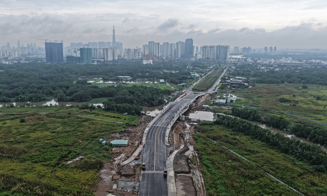 <p class="Normal" dir="ltr">
Trên thực tế, nút giao An Phú được xem là điểm nghẽn giao thông bật nhất TP.HCM. Tình trạng kẹt xe căng thẳng diễn ra triền miên vào nhiều thời điểm trong ngày. Có khi hàng nghìn xe container, xe tải, xe máy và ô tô xếp hàng dài 2-3km mỗi chiều, thời gian chờ đèn đỏ kéo dài khiến tình trạng giao thông thêm căng thẳng. Thực trạng này khiến người dân TP.HCM “ngán ngẩm” mỗi khi có việc đi ngang - nhiều người chọn đi đường vòng xa hơn để tránh.</p>