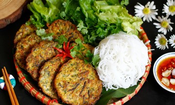 Từ &#039;săn lộc trời&#039; đến xây dựng sinh kế bền vững