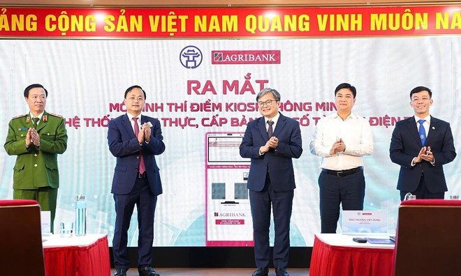 Agribank đồng hành cùng TP Hà Nội trong chuyển đổi số, tài trợ Kiosk thông minh - bước tiến mới trong cải cách hành chính