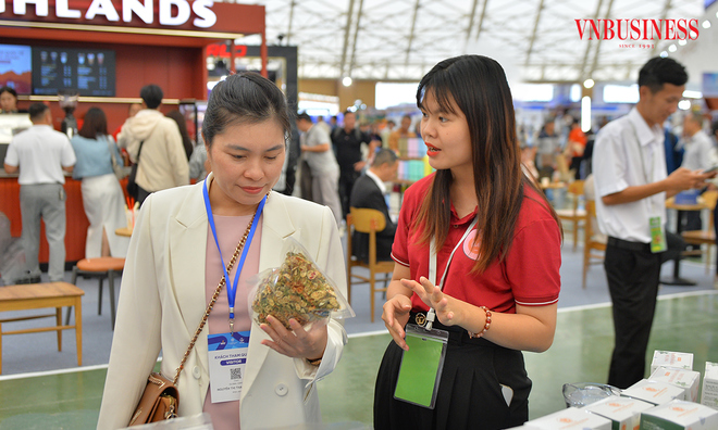 <p class="Normal">
Chia sẻ với <a href="http://VnBusiness.vn">VnBusiness</a>, chị Mai Nhung &lpar;Bắc Ninh&rpar; cho biết: "Tôi thường xuyên sử dụng các sản phẩm của HTX, nhất là những sản phẩm về dược liệu, bởi đó là những sản phẩm có giá cả phải chăng, chất lượng cũng rất tốt".</p>
<p> </p>