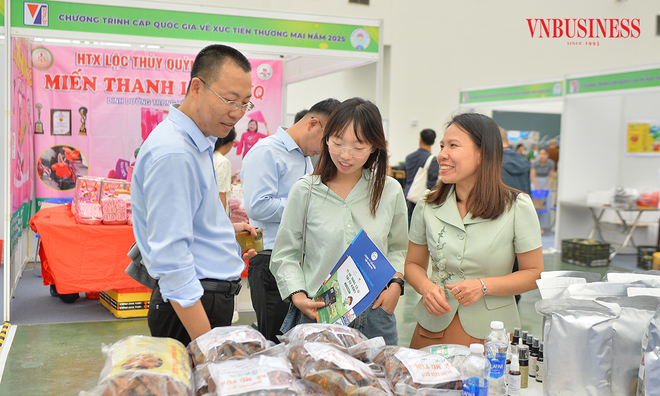 <p class="Normal">
Cùng quan điểm với chị Nhung, tuy nhiên, anh Trần Văn Khoa &lpar;Ninh Bình&rpar; cho rằng, ngoài chất lượng và giá thành, các HTX trong lĩnh vực dược liệu cần quan tâm cải tiến mẫu mã, hình thức. “Tôi rất hay mua các sản phẩm dược liệu của HTX tại các hội chợ, nhưng nhìn chung hầu hết các sản phẩm có mẫu mã vẫn còn khá đơn điệu”, anh nói.</p><p> </p>