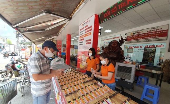 Tỷ lệ tiêu thụ vé đạt gần 99%, các công ty xổ số khu vực miền Nam được &#039;thưởng nóng&#039; dịp Tết