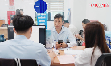 Người dân nộp hồ sơ trên iHanoi để mua nhà ở xã hội