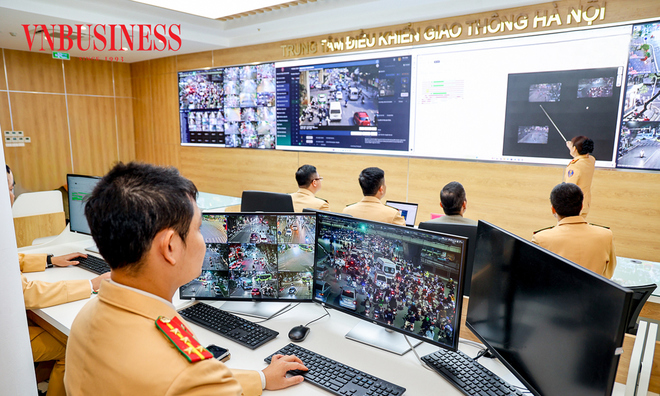 <p class="Normal">
Đ&aacute;ng ch&uacute; &yacute;, hệ thống camera mới đa dạng chủng loại, t&iacute;nh năng. C&oacute; khả năng xoay ngang, xoay dọc v&agrave; zoom để mở rộng g&oacute;c quan s&aacute;t, phục vụ gi&aacute;m s&aacute;t an ninh, trật tự. Đặc biệt, c&oacute; camera ứng dụng tr&iacute; tuệ nh&acirc;n tạo &lpar;camera AI&rpar; để gi&aacute;m s&aacute;t, xử l&yacute; vi phạm.</p>