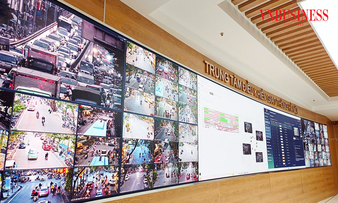 <p class="Normal">
Ngo&agrave;i ra, hệ thống điều khiển t&iacute;n hiệu giao th&ocirc;ng th&ocirc;ng minh th&iacute;ch ứng theo thời gian thực c&ograve;n&nbsp;thiết lập &ldquo;l&agrave;n s&oacute;ng xanh&rdquo;, cảnh b&aacute;o c&aacute;c điểm &ugrave;n tắc v&agrave; ph&aacute;t hiện c&aacute;c phương tiện thuộc diện theo d&otilde;i.</p>