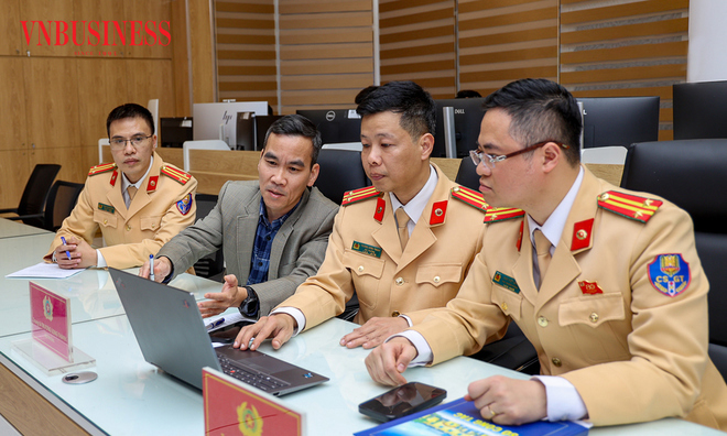 <p class="Normal">
Trung t&acirc;m điều khiển giao th&ocirc;ng sau của C&ocirc;ng an H&agrave; Nội bảo đảm t&iacute;nh ph&aacute;p l&yacute; v&agrave; hạ tầng kỹ thuật, thực hiện đ&uacute;ng chức năng, nhiệm vụ được giao, giải quyết được c&aacute;c mục ti&ecirc;u quan trọng trong c&ocirc;ng t&aacute;c bảo đảm trật tự, an to&agrave;n giao th&ocirc;ng của th&agrave;nh phố v&agrave; c&ocirc;ng t&aacute;c phối hợp đấu tranh ph&ograve;ng chống tội phạm của lực lượng C&ocirc;ng an.</p>