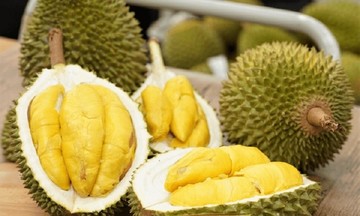 Gi&aacute; sầu ri&ecirc;ng tr&aacute;i vụ giảm s&acirc;u, nh&agrave; vườn lo 'thiệt đơn thiệt k&eacute;p'