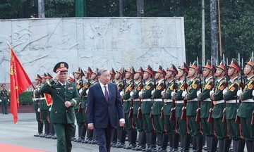 QU&Acirc;N ĐỘI NH&Acirc;N D&Acirc;N VỮNG BƯỚC DƯỚI CỜ ĐẢNG QUANG VINH