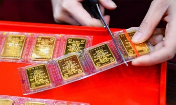 Sau 1 tuần, người mua v&agrave;ng nhẫn v&agrave; v&agrave;ng miếng vẫn lỗ nặng d&ugrave; gi&aacute; v&agrave;ng tăng