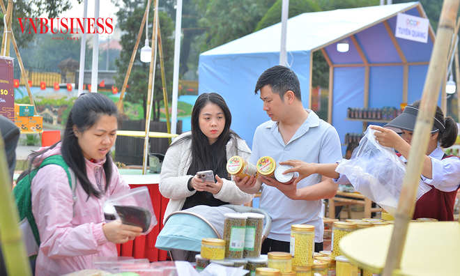 <p class="Normal">
Trao đổi với&nbsp;<a href="http://VnBusiness.vn">VnBusiness</a>, anh Phạm Thế Anh &lpar;P. Ba Đ&igrave;nh, H&agrave; Nội&rpar; cho biết, mỗi gian h&agrave;ng OCOP đều mang đến cảm gi&aacute;c rất ri&ecirc;ng. &ldquo;Kh&ocirc;ng chỉ l&agrave; mua h&agrave;ng, m&igrave;nh c&ograve;n được nghe c&acirc;u chuyện về l&agrave;ng nghề, về c&aacute;ch l&agrave;m n&ocirc;ng nghiệp sạch, l&agrave;m thật. Điều n&agrave;y khiến sản phẩm c&oacute; gi&aacute; trị hơn rất nhiều&rdquo;.</p>