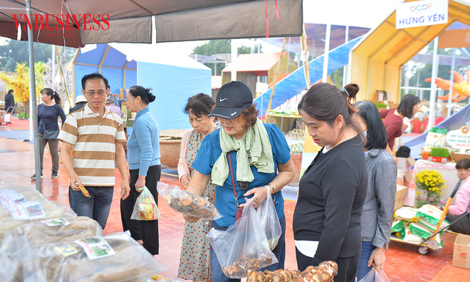 <p class="Normal">
C&aacute;c mặt h&agrave;ng n&ocirc;ng sản c&ocirc;ng nghệ cao, chế biến s&acirc;u lu&ocirc;n thu h&uacute;t sự quan t&acirc;m của nhiều du kh&aacute;ch.</p>