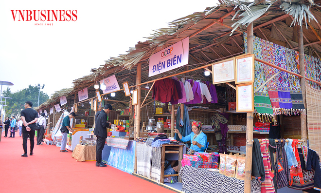 <p class="Normal">
Ngo&agrave;i ra, sự kiện c&ograve;n khơi dậy niềm tự h&agrave;o &ldquo;Người Việt Nam ưu ti&ecirc;n d&ugrave;ng h&agrave;ng Việt Nam&rdquo;, g&oacute;p phần đưa c&aacute;c sản phẩm kết tinh tr&iacute; tuệ v&agrave; văn h&oacute;a Việt vươn tầm thế giới.</p>