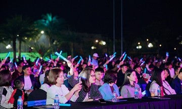 &Acirc;m nhạc kết nối cộng đồng trong đ&ecirc;m Gi&aacute;ng sinh ở ROX Living Aquamarine Diễn Ch&acirc;u