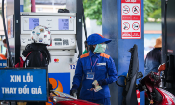 Gi&aacute; xăng tiếp tục &ldquo;lao dốc&rdquo;, RON95-III chỉ c&ograve;n hơn 19.000 đồng/l&iacute;t