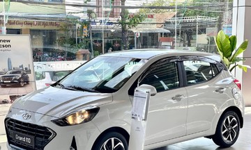 Xe xăng cỡ nhỏ 'lao dốc kh&ocirc;ng phanh' giữa l&agrave;n s&oacute;ng xe điện